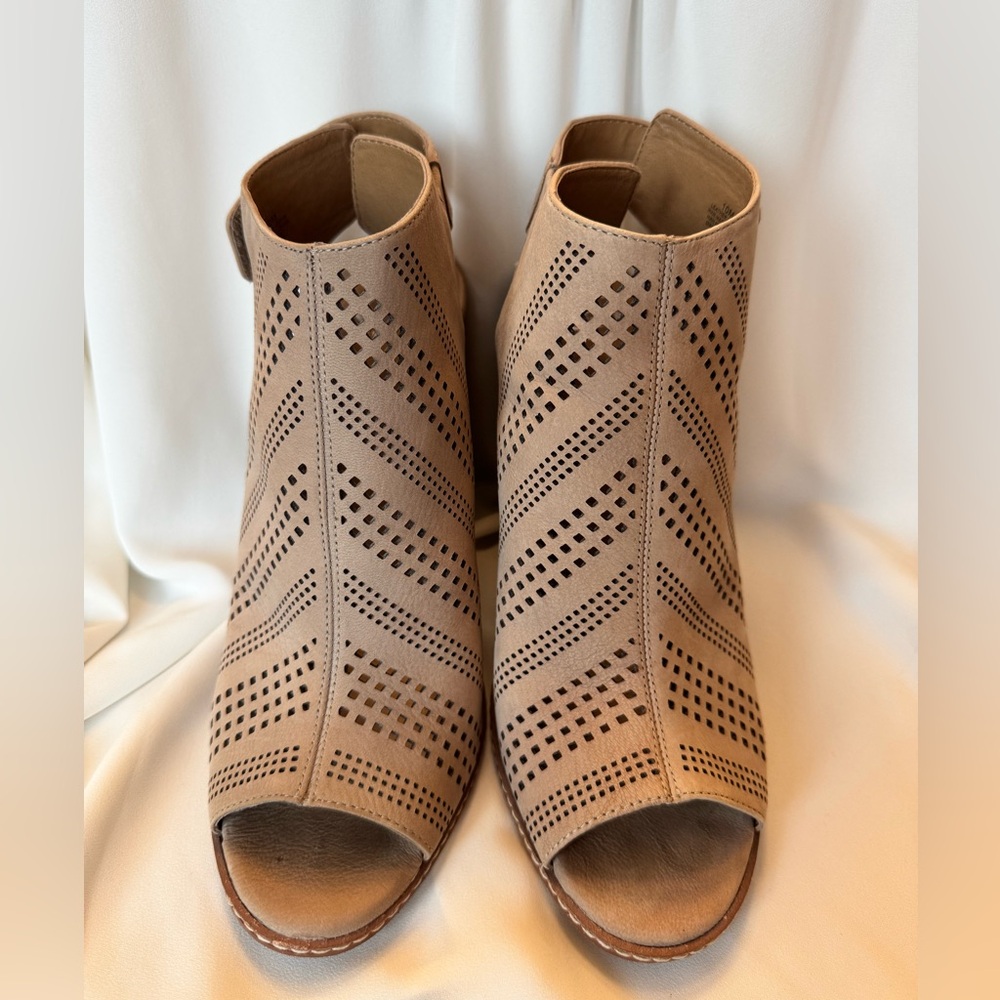 Gianni Bini Perforated Heeled Sandals Size 10 Great Like New Condition
